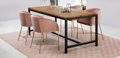 Stoły z metalowymi nogami
