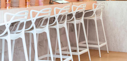 Hokery białe nowoczesne