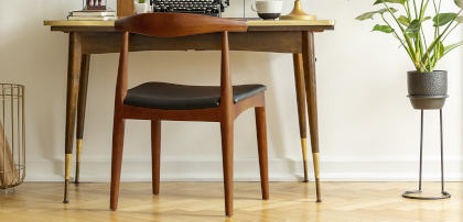 Krzesła drewniane z tapicerowanym siedziskiem