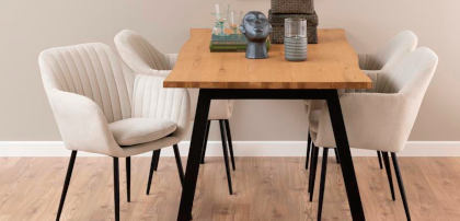 Krzesła tapicerowane z czarnymi nogami