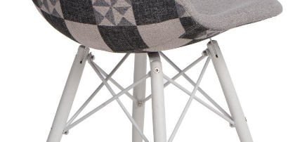 Krzesła tapicerowane z białymi nogami