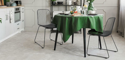 Krzesła na płozach czarne