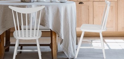 Krzesła vintage białe