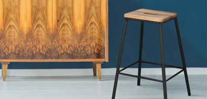 hokery metalowe z drewnianym siedziskiem