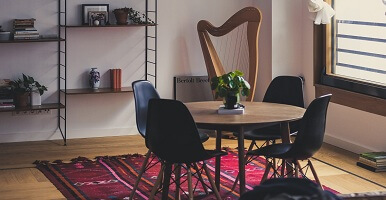 Jak wybrać najlepszy drewniany stół rozkładany i na co zwrócić uwagę przy zakupie?