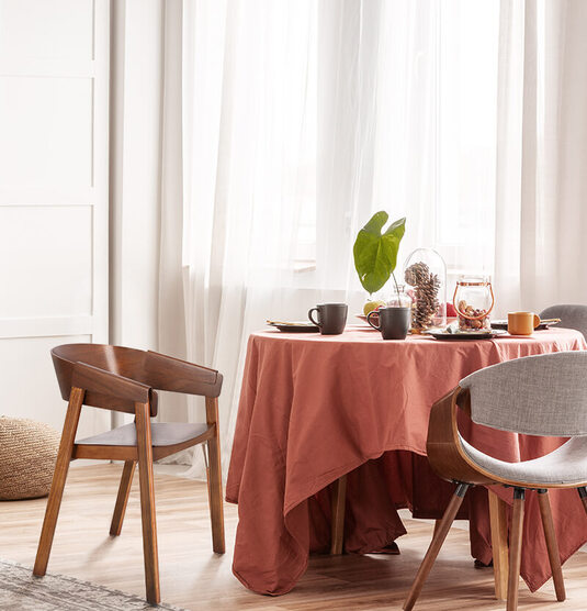 Zawsze modne aranżacje z krzesłami w stylu skandynawskim