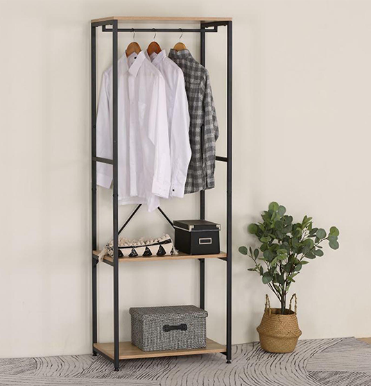 Efektownie i łatwo zaaranżuj przedpokój z wolnostojącymi regałami i szafkami na buty