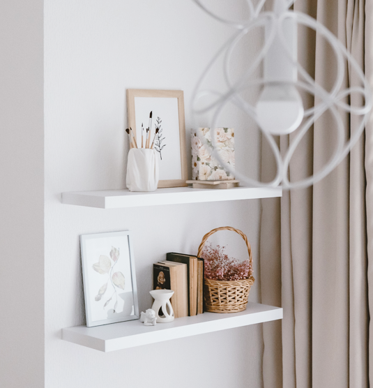 Estetyczne rozwiązanie do mieszkań każdej wielkości – półki samowiszące!