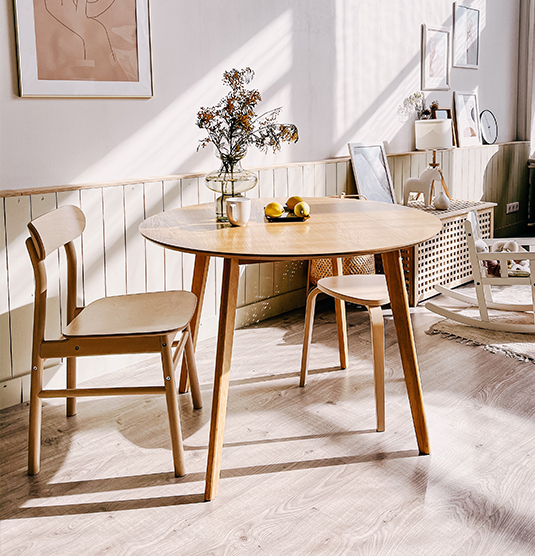 Kącik jadalniany w małym salonie? To możliwe! Podpowiadamy, jaki stół do małego salonu wybrać