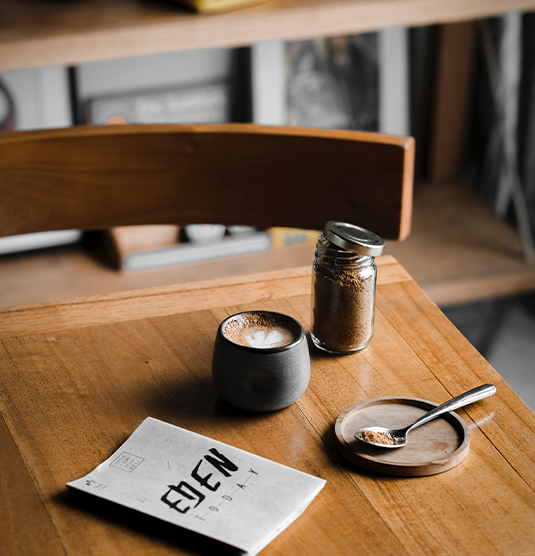 Wielofunkcyjny ławostół czy klasyczny stolik kawowy? Co najlepiej sprawdzi się w Twoim salonie?