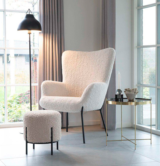 Efektowne, modne, stylowe – oryginalne i praktyczne aranżacje z pufami do salonu i nie tylko