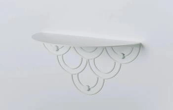 Półka ścienna biała metalowa Husk POLYHEDRA nowoczesna do salonu i kuchni 28 cm