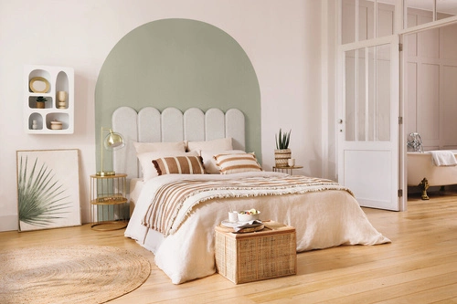 Okrągły stolik kawowy Kobu złoty metalowy z półkami nowoczesny do salonu Atmosphera