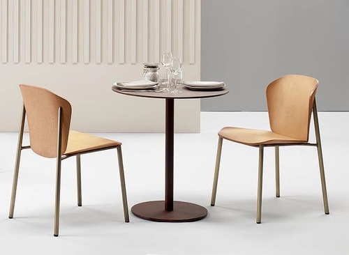 Krzesło do jadalni Finn SCAB Design drewniane nowoczesne z metalowymi złotymi nogami