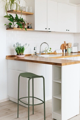 Hoker metalowy Trick 65 cm zielony nowoczesny do kuchni i wyspy bez oparcia SCAB Design