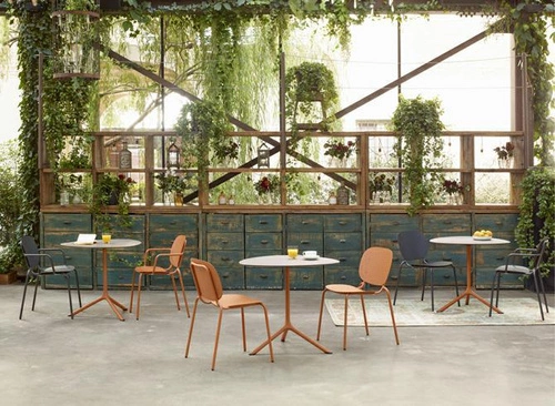 Krzesło metalowe Si-Si Arm SCAB Design beżowe z podłokietnikami do ogrodu i tarasu