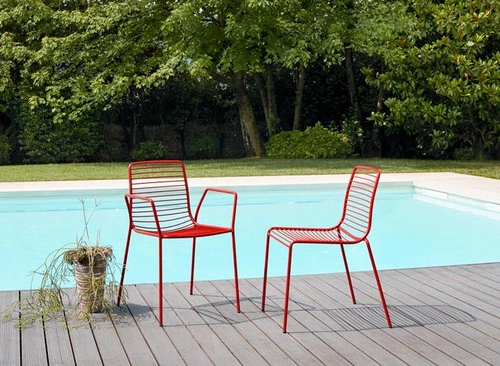 Krzesło metalowe Summer czerwone z podłokietnikami nowoczesne do ogrodu i na taras SCAB Design