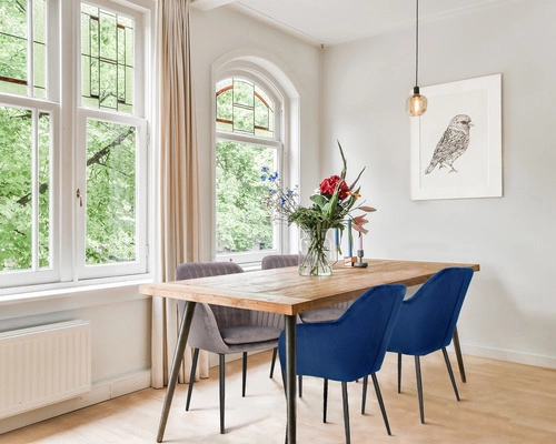 Krzesło tapicerowane welur Emilia Actona szare z podłokietnikami do jadalni nowoczesne