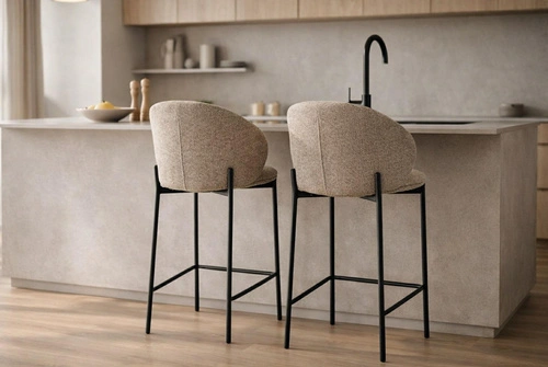 Hoker tapicerowany Intesi beżowy z oparciem do kuchni na czarnych nogach