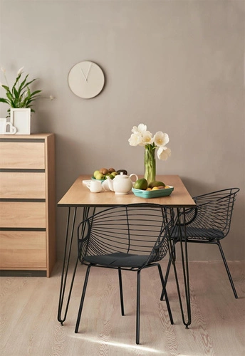 Krzesło do jadalni Sligo Intesi czarne metalowe z podłokietnikami ażurowe industrialne