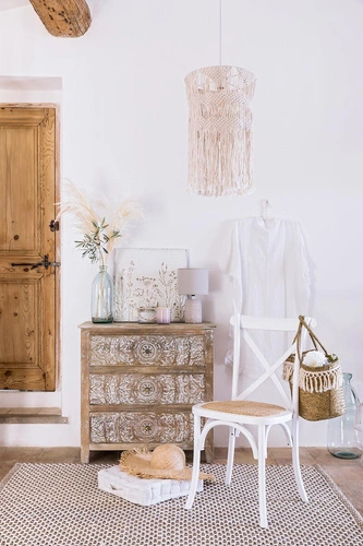 Krzesło drewniane Isak Atmosphera do jadalni białe vintage z rattanowym siedziskiem sztaplowane