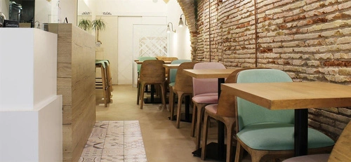 Krzesło tapicerowane Fameg Arch personalizowane do jadalni i salonu drewniane nowoczesne