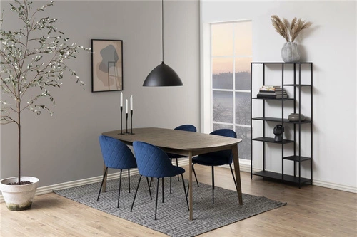 Krzesło tapicerowane glamour Louise Actona do jadalni i salonu granatowe z czarnymi nogami