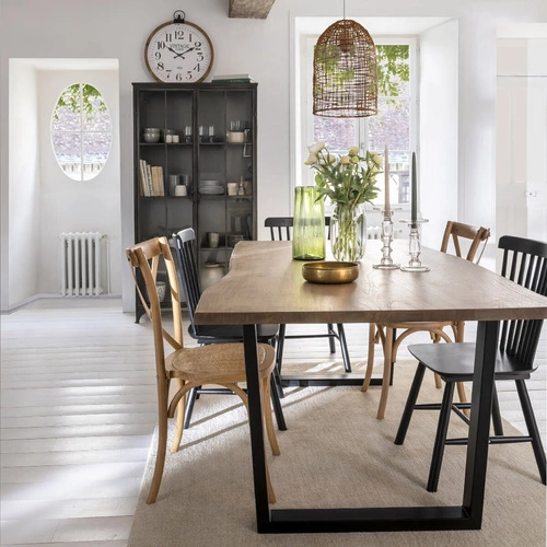 Krzesło drewniane Isak Atmosphera do jadalni rustykalne z rattanowym siedziskiem sztaplowane