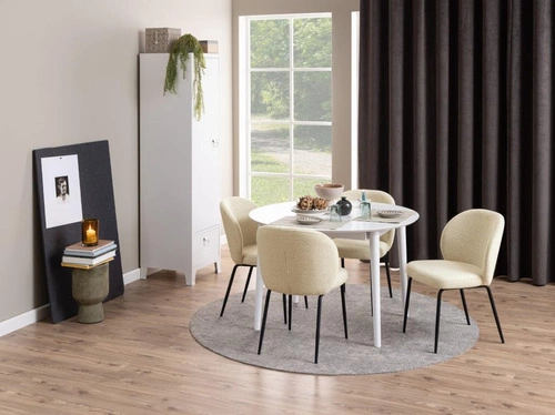 Krzesło tapicerowane Patricia beżowe do jadalni nowoczesne na czarnych metalowych nogach Actona