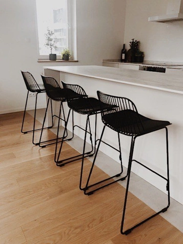 Hoker Dill Low czarny z oparciem, metalowy z ekoskórą, industrialny do kuchni 66 cm Intesi