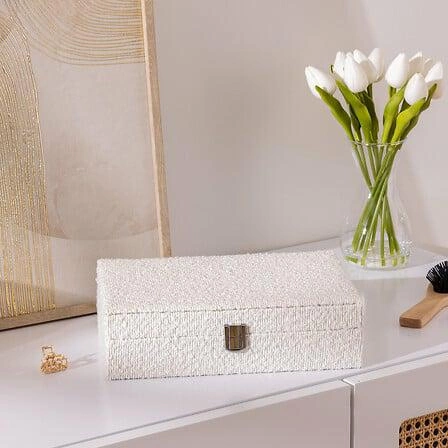 Biała szkatułka dekoracyjna na biżuterię Loe boucle do sypialni glamour 28x19 cm Atmosphera