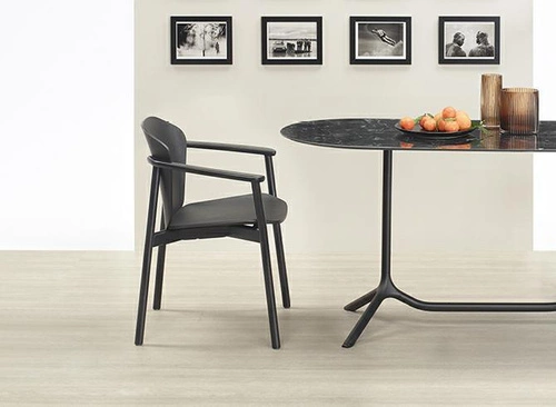 Krzesło do jadalni Finn SCAB Design czarne drewniane z podłokietnikami nowoczesne sztaplowane