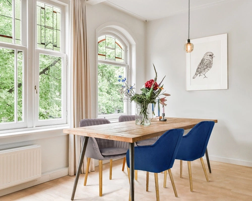 Krzesło do jadalni Emilia Actona welurowe różowe z podłokietnikami skandynawskie glamour