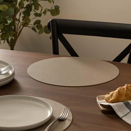 Okrągła beżowa podkładka pod talerz Tenor 38cm nowoczesna do stołu do kuchni