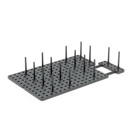 Ociekacz do naczyń do szuflady Umbra Peggy czarny nowoczesny z regulacją długości