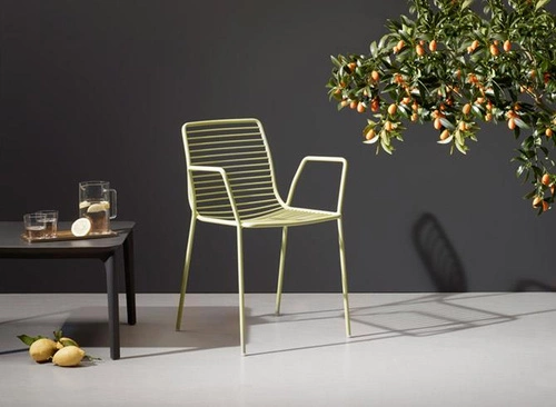 Krzesło metalowe ogrodowe Summer SCAB Design niebieskie z podłokietnikami nowoczesne sztaplowane