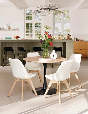 Krzesło tapicerowane Baya boucle białe do jadalni i salonu skandynawskie z drewnianymi nogami Atmosphera