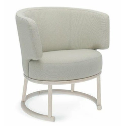 Fotel kubełkowy Likewise FAMEG do salonu nowoczesny tapicerowany na płozach z podłokietnikami