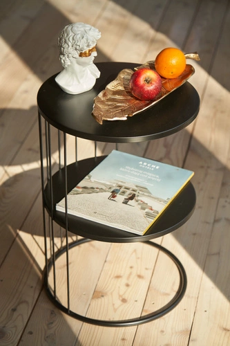 Okrągły czarny stolik kawowy Kobu metalowy z półkami nowoczesny do salonu Atmosphera