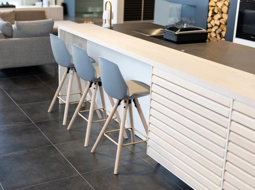 Hoker Oslo szary z oparciem do kuchni, drewniany na dębowych nogach, nowoczesny Actona