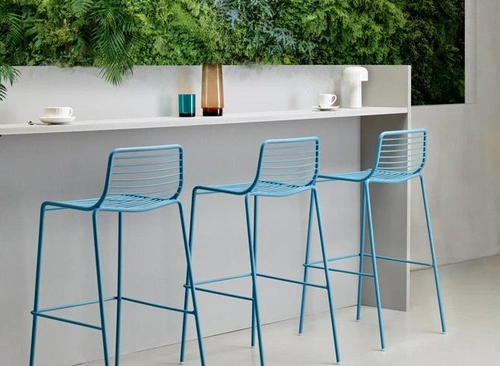 Hoker metalowy Summer biały z oparciem do kuchni i na wyspę nowoczesny 75 cm sztaplowany SCAB Design