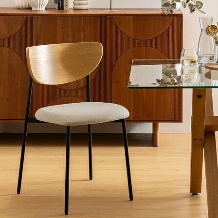 Krzesło tapicerowane Jaisa Atmosphera do jadalni i kuchni beżowe skandynawskie na czarnych nogach