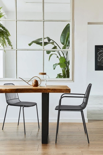 Krzesło metalowe Willy Intesi do jadalni i kuchni czarne z podłokietnikami i poduszką