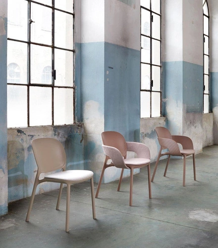 Krzesło do jadalni i na balkon z podłokietnikami Hug SCAB Design zielone sztaplowane nowoczesne