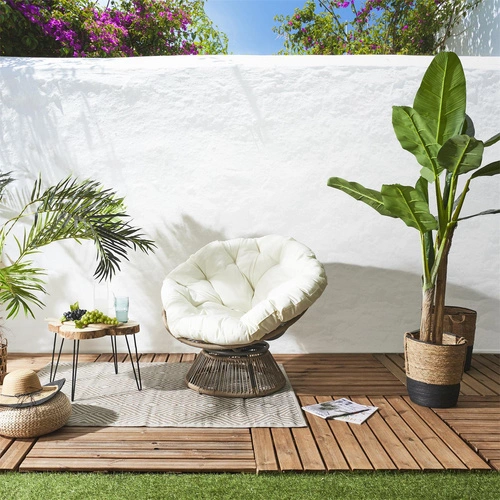Fotel wypoczynkowy Nucan obrotowy do salonu i na taras boho rattanowy z poduszką biały