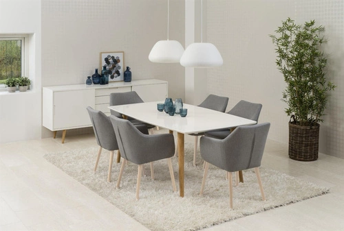 Krzesło tapicerowane Nora Actona do jadalni szare z podłokietnikami na dębowych nogach