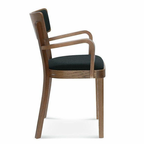 Krzesło drewniane tapicerowane z podłokietnikami Fameg Solid do jadalni personalizowane