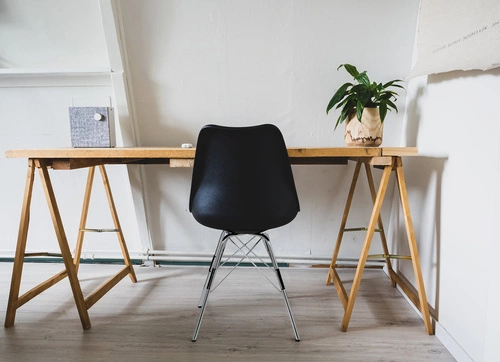 Krzesło do jadalni Eris Actona czarne z tworzywa sztucznego nowoczesne łatwe w czyszczeniu