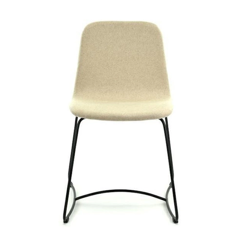 Krzesło tapicerowane Hips Fameg do jadalni i salonu bukowe na metalowych płozach personalizowane