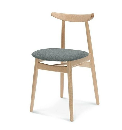 Krzesło do jadalni Fameg Finn drewniane tapicerowane skandynawskie personalizowane
